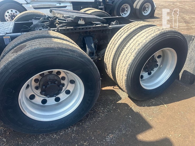 2010-peterbilt-387-image-7