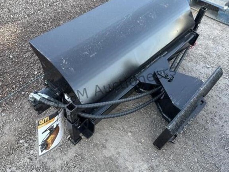 2025-giyi-qsj-sweeper-for-stand-up-skid-steer-image-3