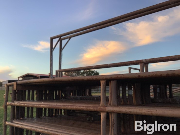 portable-panels-w/loading-gate-on-trailer-image-16