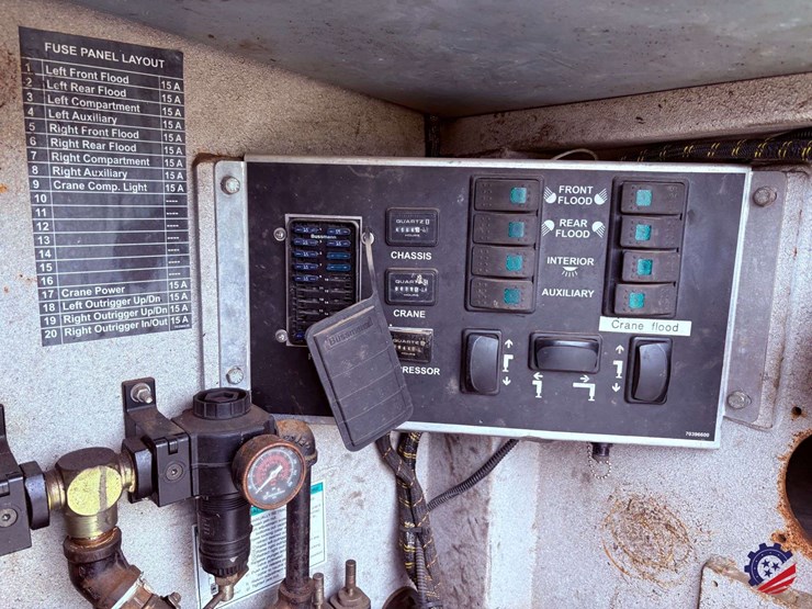 2009-freightliner-m2-106-image-59