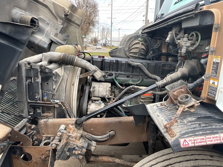 2002-volvo-vnl-day-cab-image-17