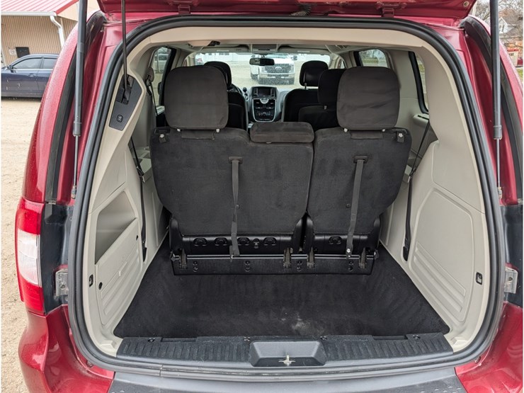 2016-chrysler-town-&-country-image-7