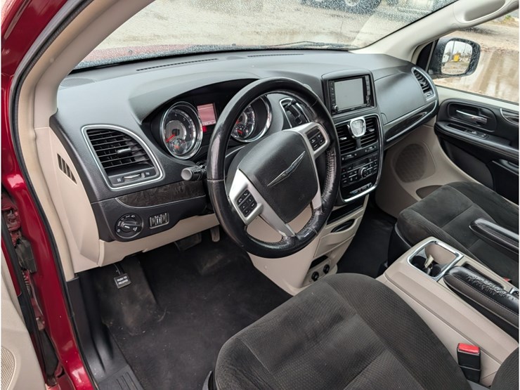 2016-chrysler-town-&-country-image-13