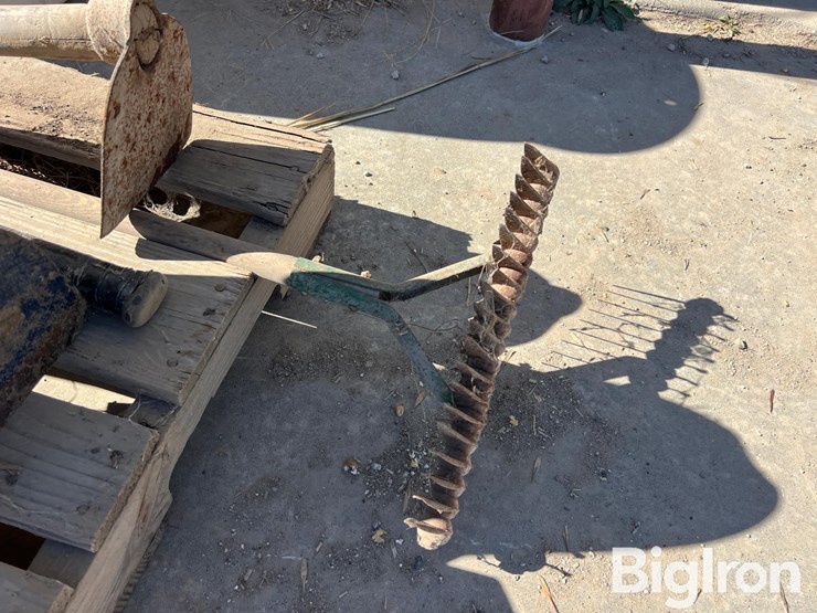 pallet-of-farm-&-garden-tools-image-12