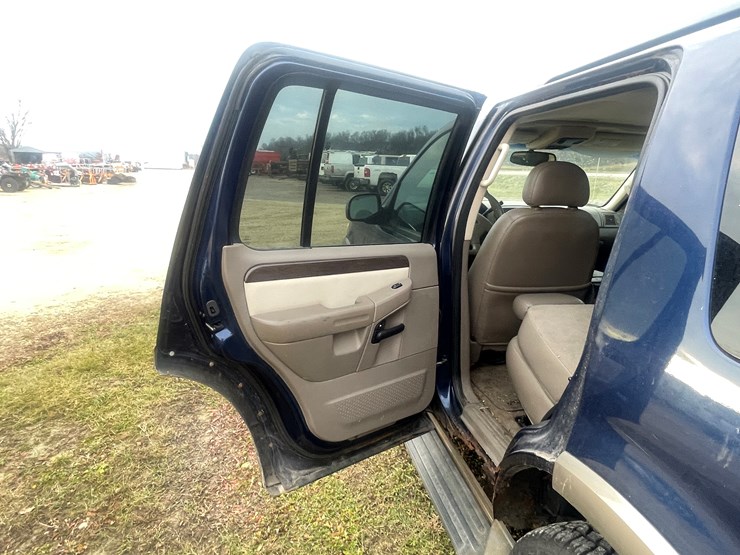 2004-ford-explorer-image-37