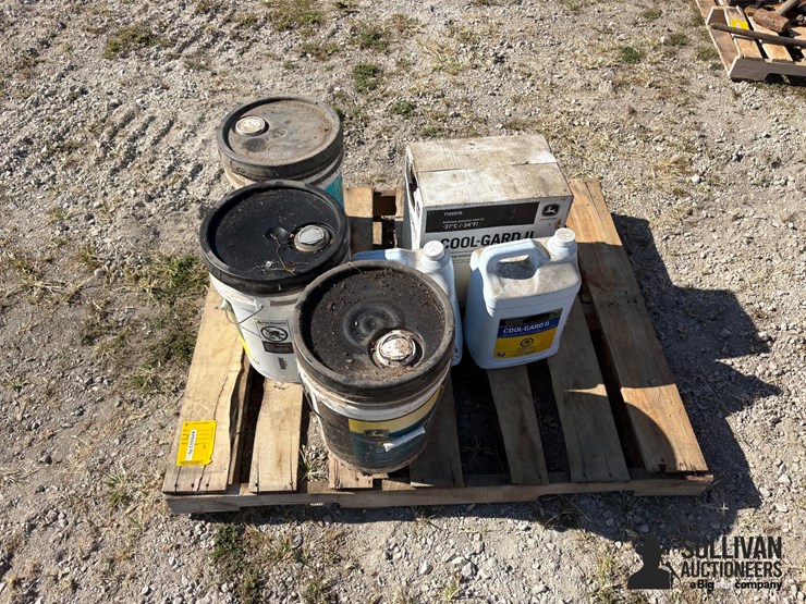 misc-pallet-of-john-deere-fluids-image-8