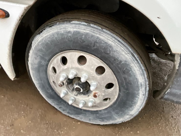 2006-freightliner-cl120-day-cab-image-7