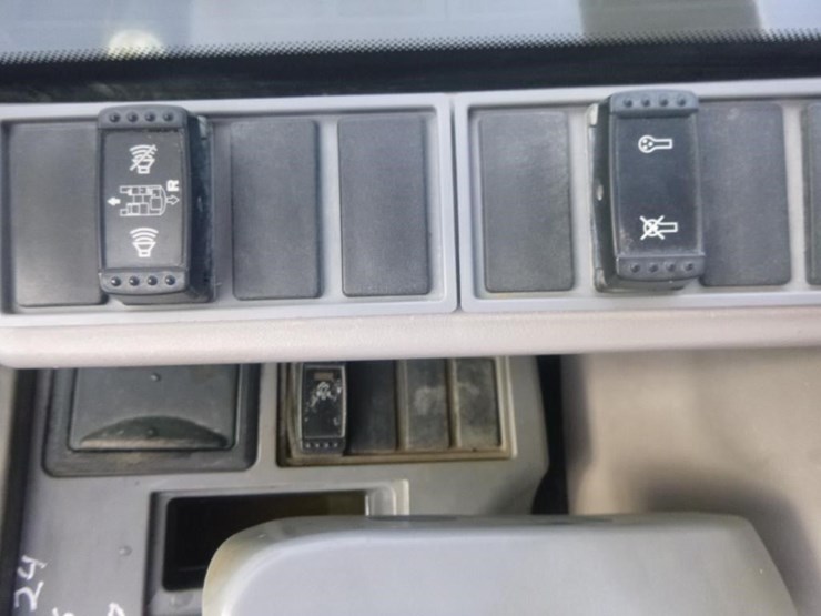 2016-deere-85g-image-17