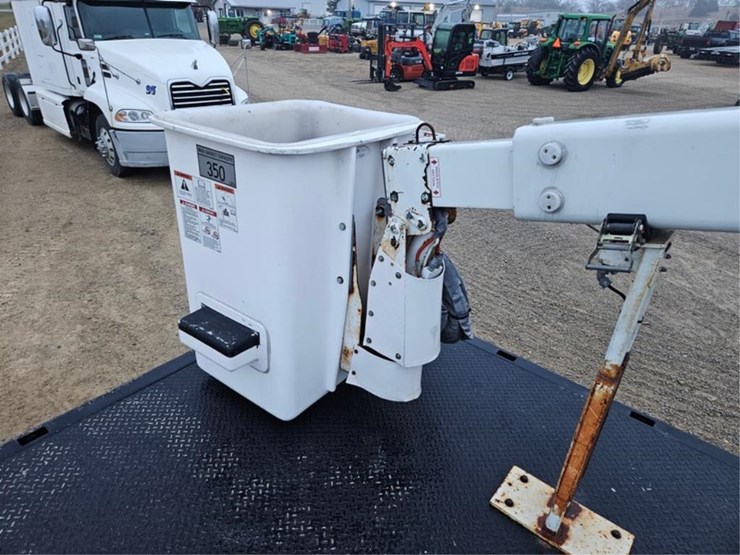 #3284-•-2003-gmc-c5500-aerial-truck-image-23