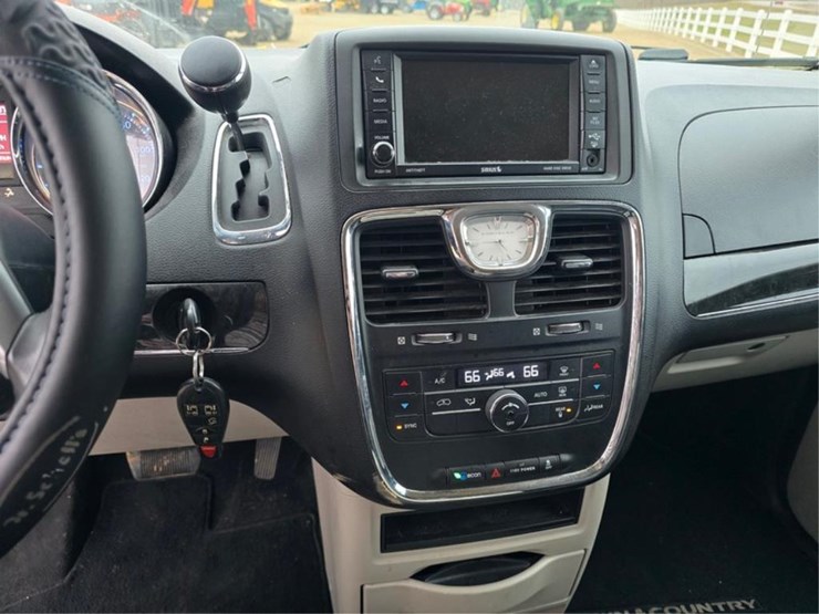 2013-chrysler-town-&-country-image-24