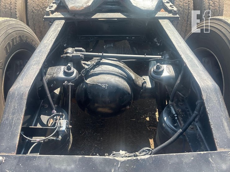 2010-peterbilt-387-image-8