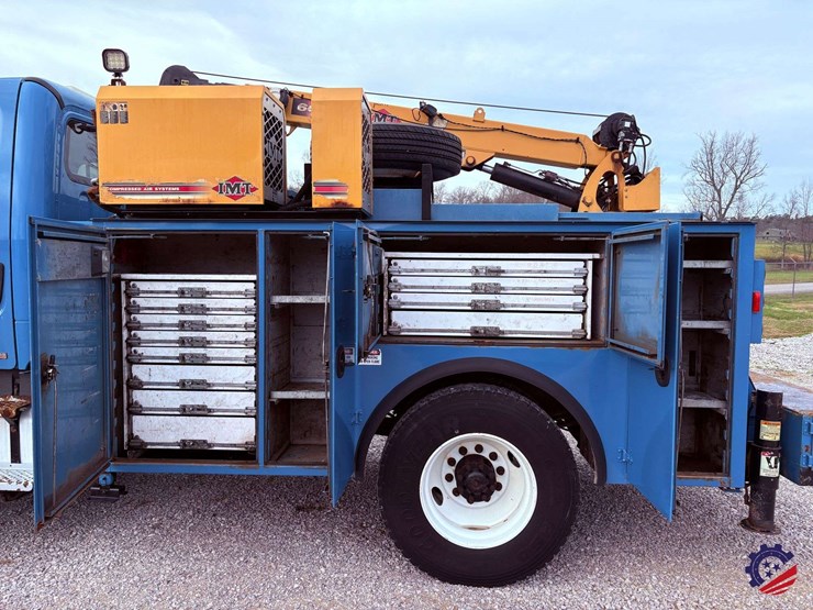 2009-freightliner-m2-106-image-43