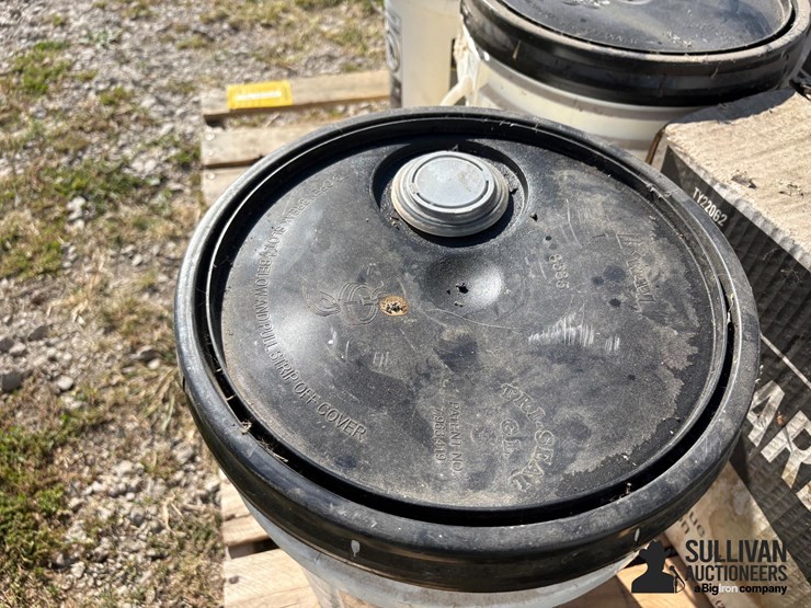 pallet-of-john-deere-hy-gard-hydraulic-oil-image-8