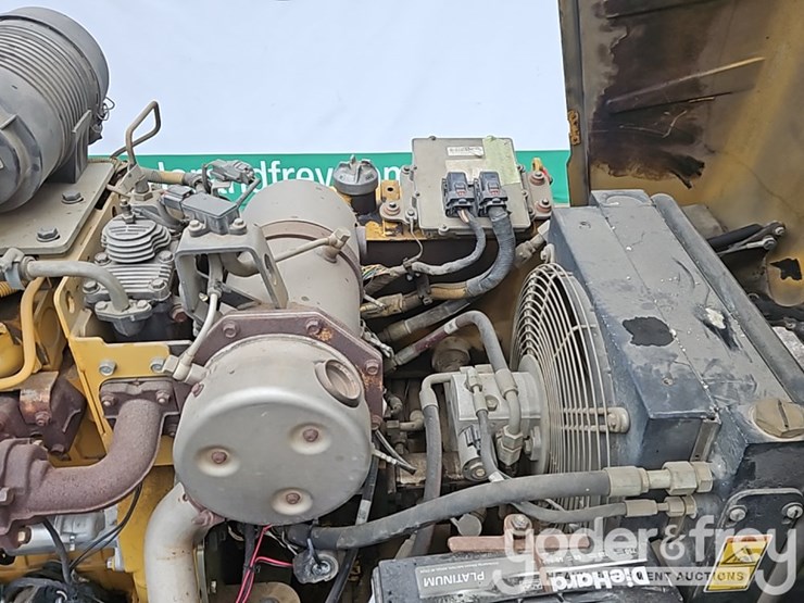 2015-caterpillar-cb24b-image-19