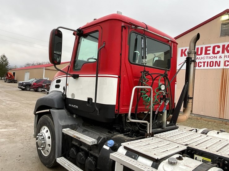 2013-mack-cxu613-day-cab-image-17