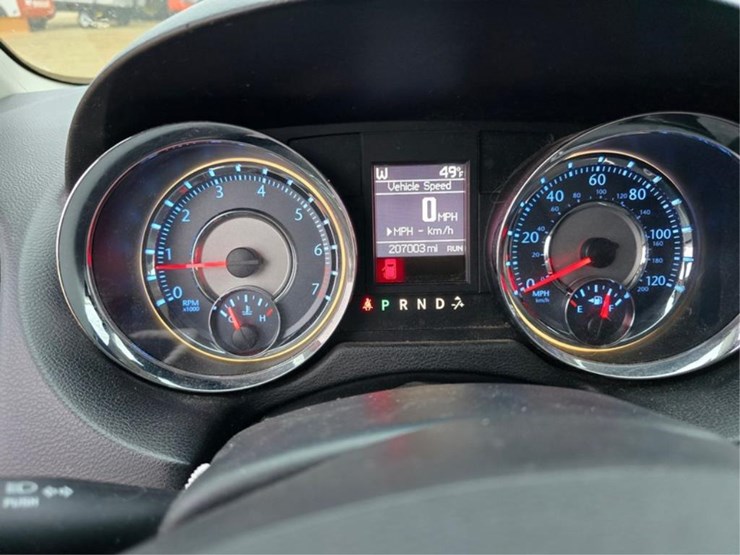 2013-chrysler-town-&-country-image-26