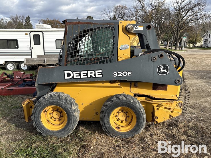 2013-deere-320e-image-8