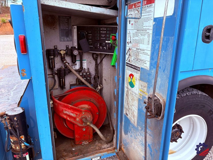 2009-freightliner-m2-106-image-61