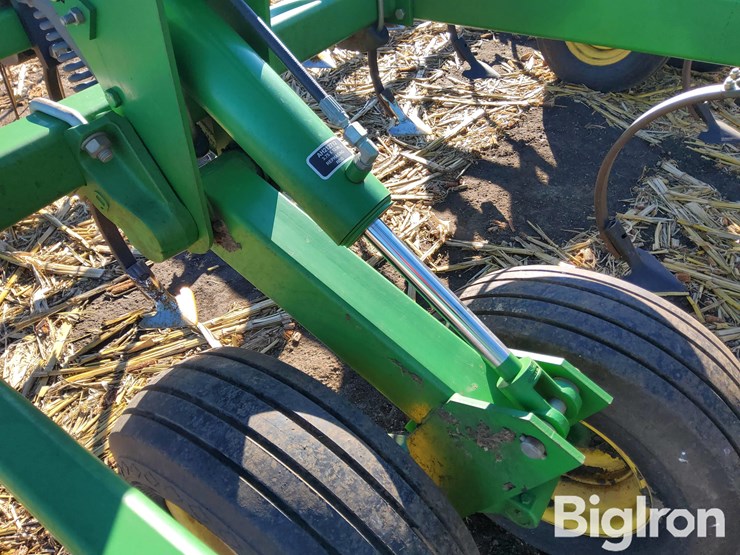 2011-john-deere-2210l-image-13