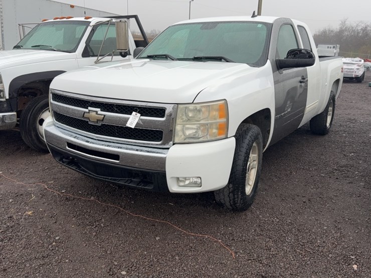 #3020-•-2009-chevy-silverado-z71-pickup-truck-image-1