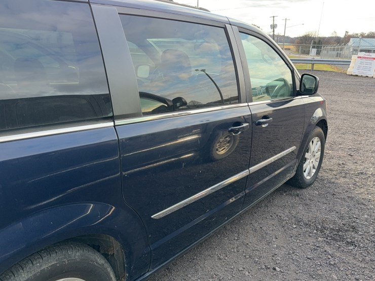 2014-chrysler-town-&-country-image-6