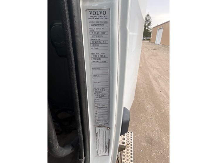 2002-volvo-vnl-day-cab-image-22