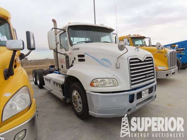 (x)-(2-4)-2017-mack-cxu633t-t/a-truck-tractor-w/-...-image-2