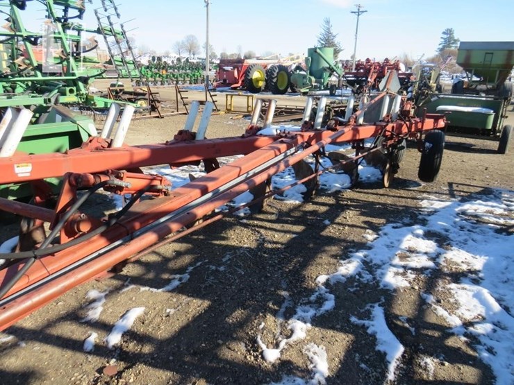 international-710-image-3