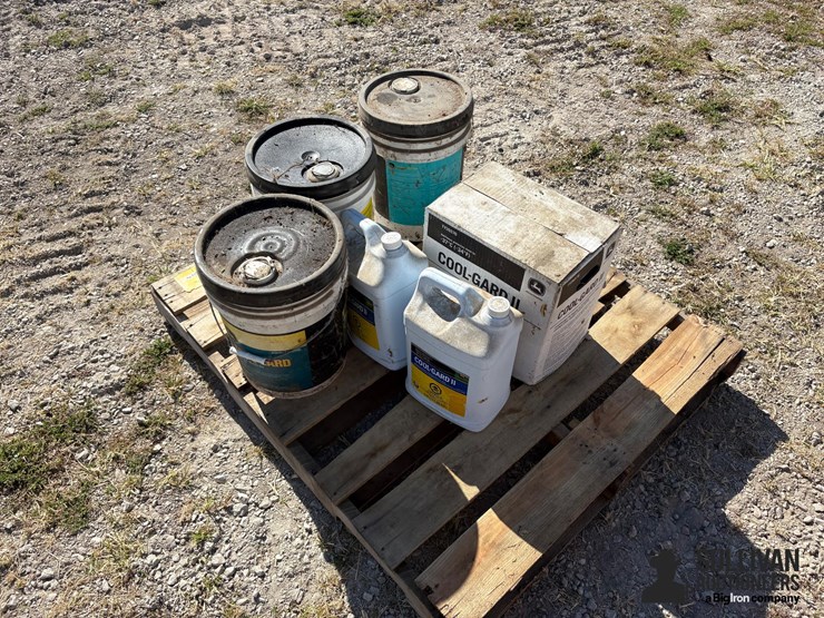 misc-pallet-of-john-deere-fluids-image-7