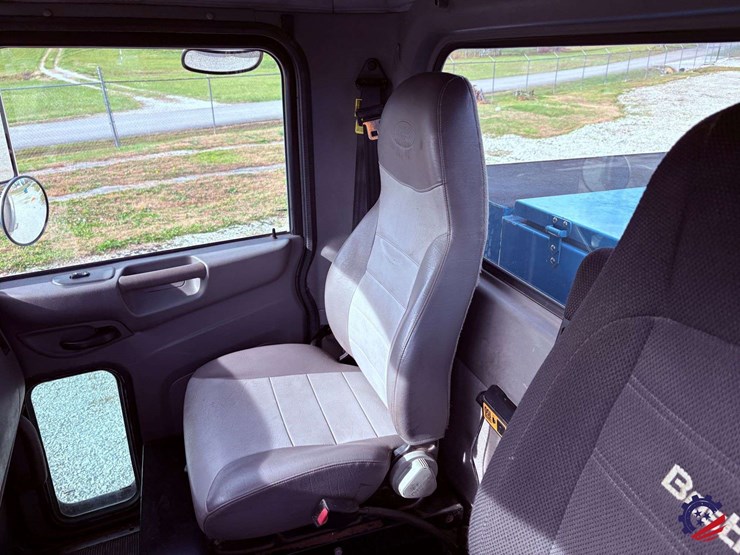 2012-peterbilt-337-image-78