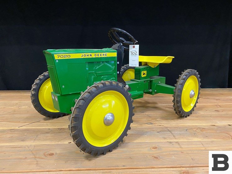 john-deere-7020-articulating-toy-pedal-tractor-image-1