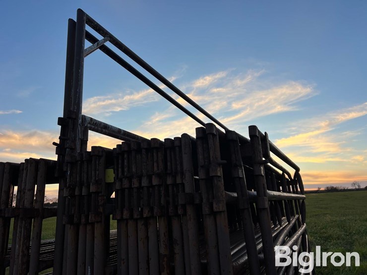 portable-panels-w/loading-gate-on-trailer-image-12