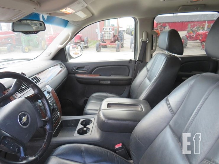 2008-chevrolet-suburban-image-9