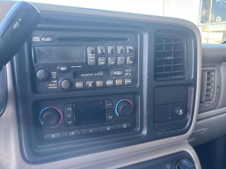 2005-chevrolet-suburban-image-22