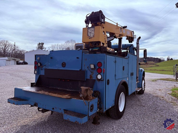 2009-freightliner-m2-106-image-6