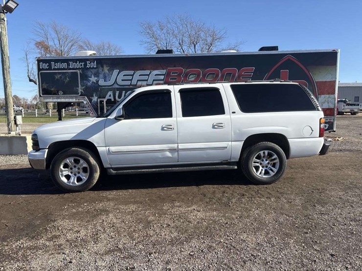 2005-chevrolet-suburban-image-2