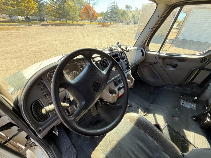 2013-freightliner-m2-box-truck-image-11