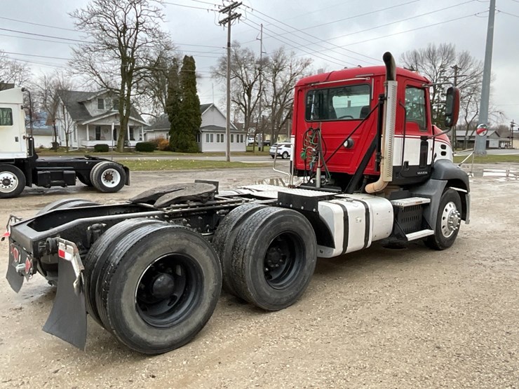 2013-mack-cxu613-day-cab-image-11