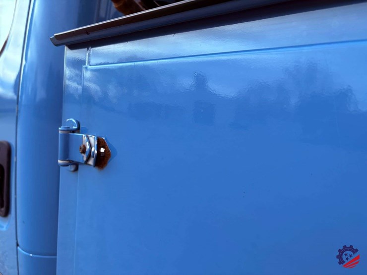 2009-freightliner-m2-106-image-42