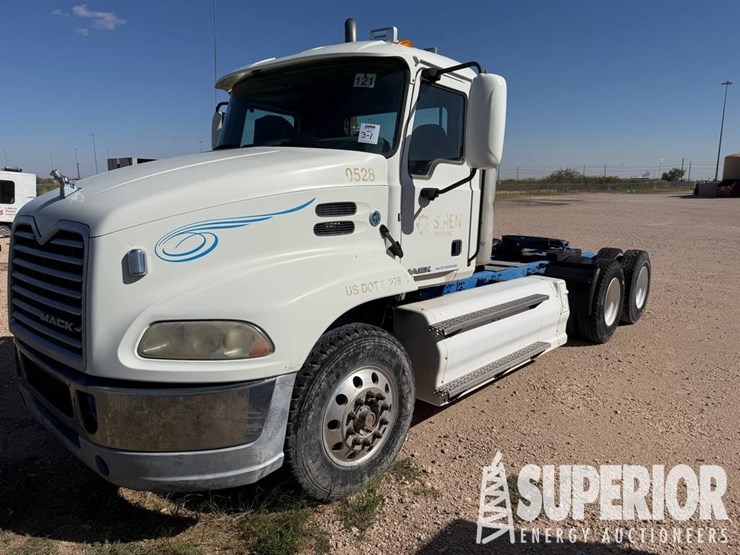 (x)-(3-1)-2017-mack-cxu633t-t/a-truck-tractor-w/-...-image-1
