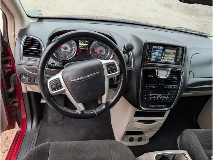 2016-chrysler-town-&-country-image-15