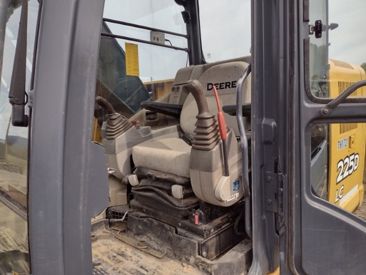 deere-225d-lc-image-13