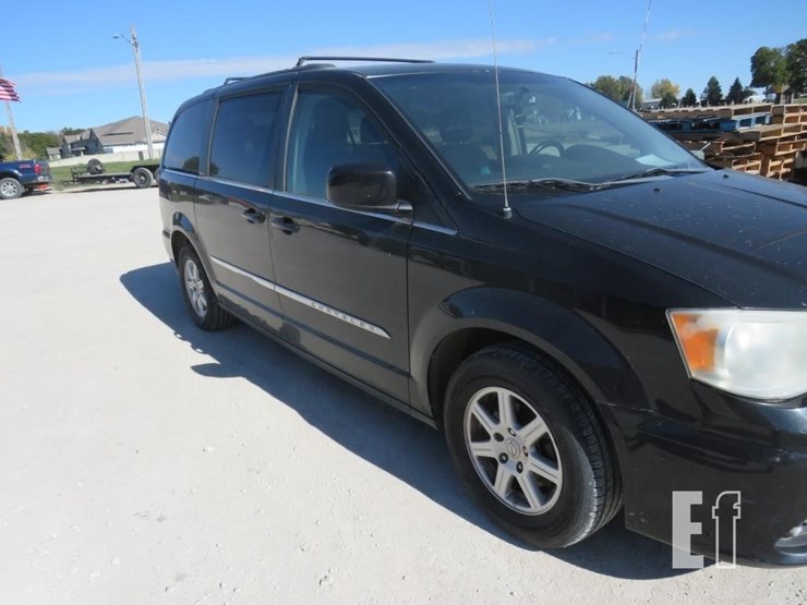 2012-chrysler-town-&-country-image-3