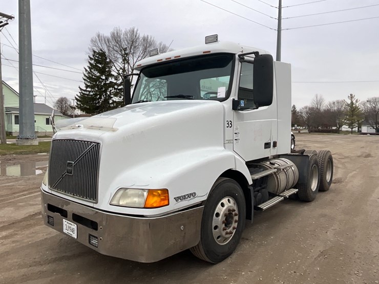 2002-volvo-vnl-day-cab-image-1