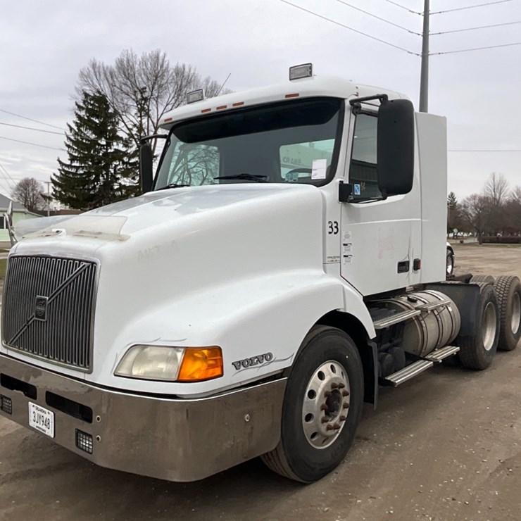 2002 Volvo VNL Day Cab