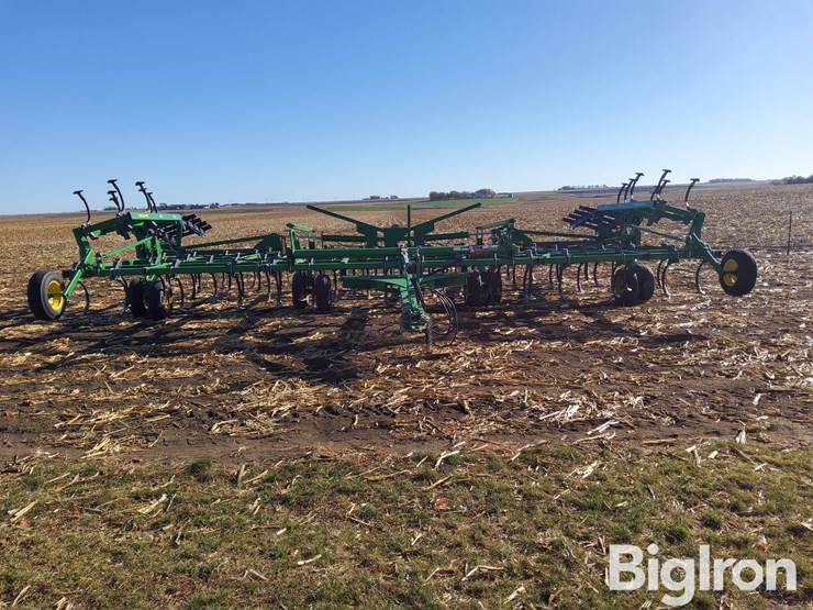 2011-john-deere-2210l-image-2