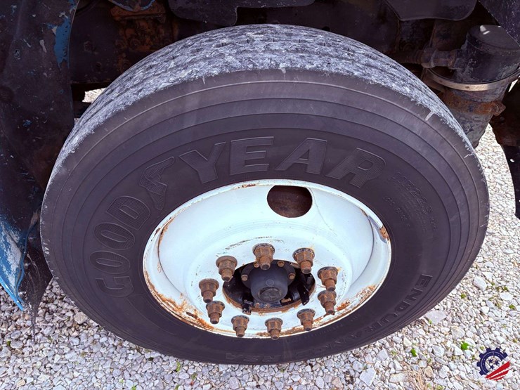 2009-freightliner-m2-106-image-14