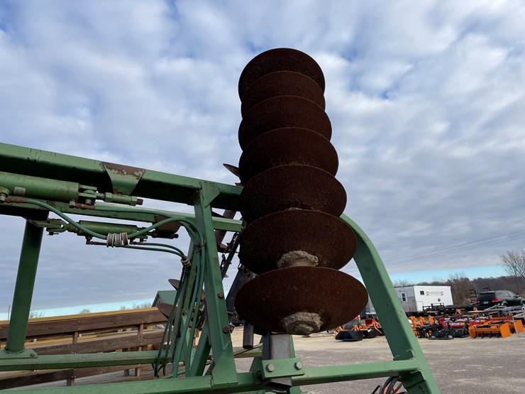 john-deere-235-image-10