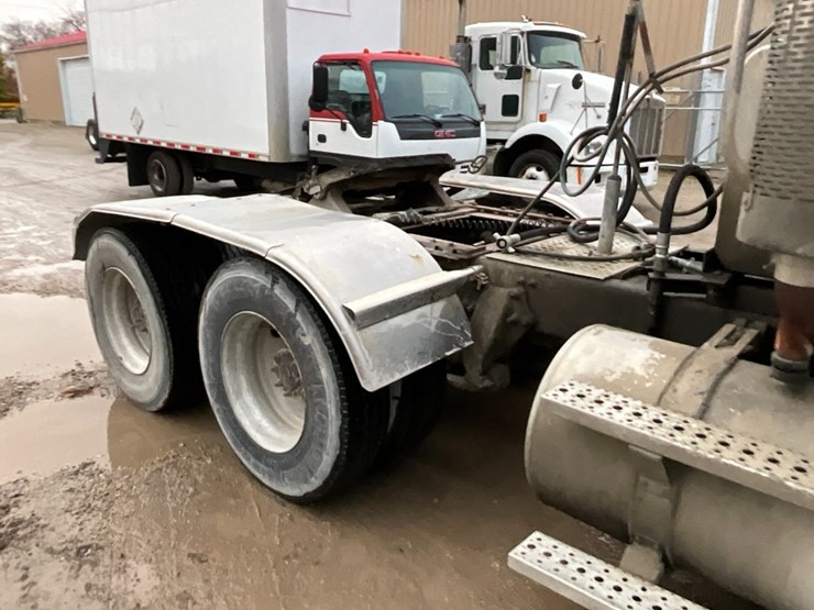 2006-freightliner-cl120-day-cab-image-8