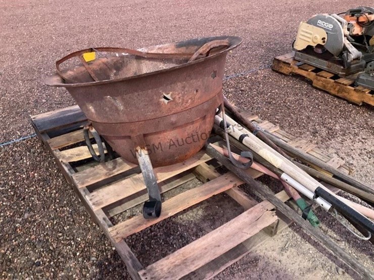 pallet-of-asst-yard-tools-&-fire-pit-image-3